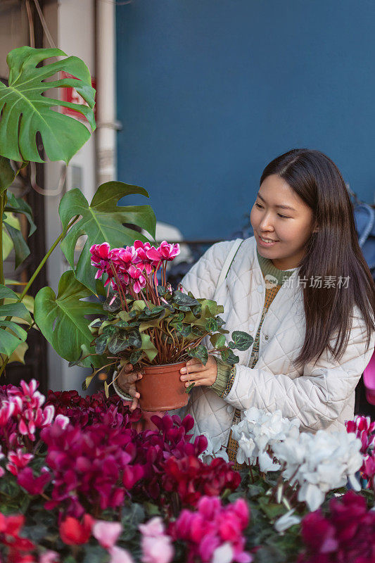 妇女在园艺苗圃挑选鲜花