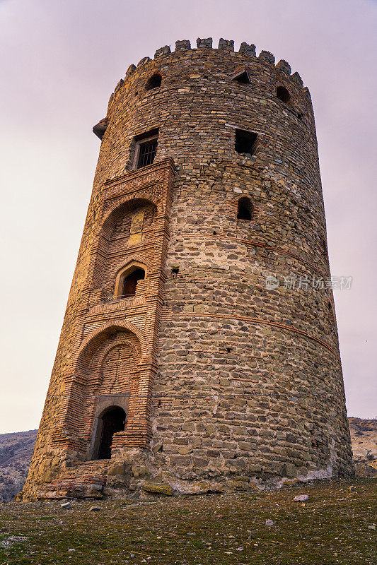 垂直拍摄的古老的塔日落在格鲁吉亚