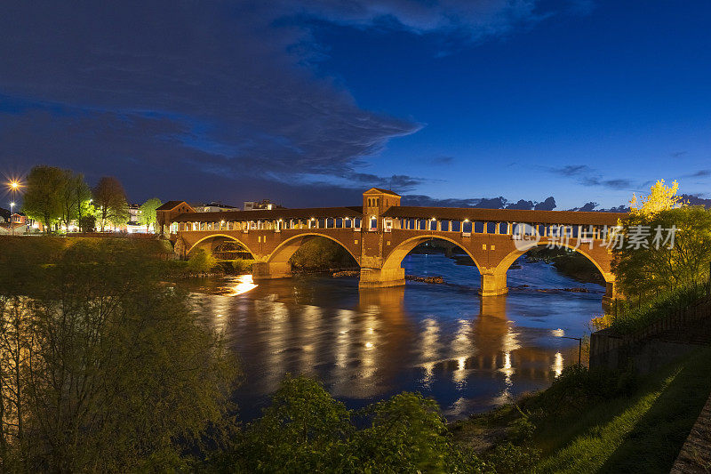 蔚蓝时分，帕维亚提契诺河上的蓬特·库伯托(有盖大桥)的惊人景色