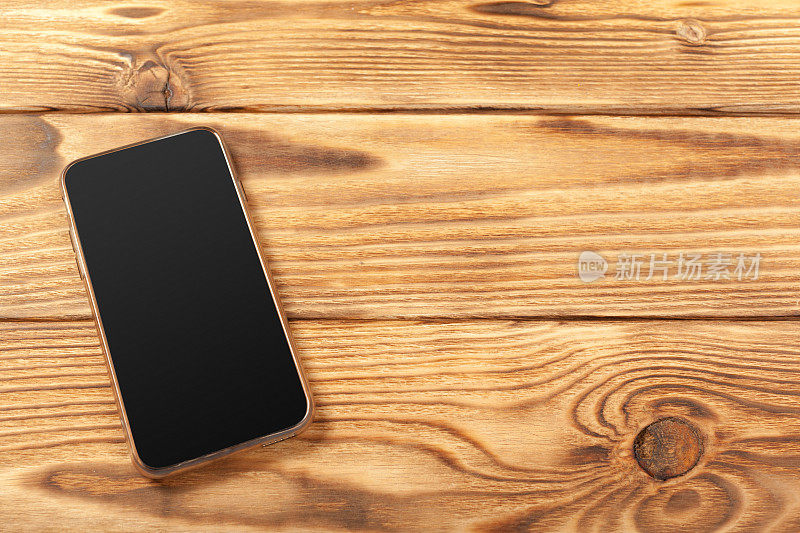 木质背景上的空白屏幕智能手机