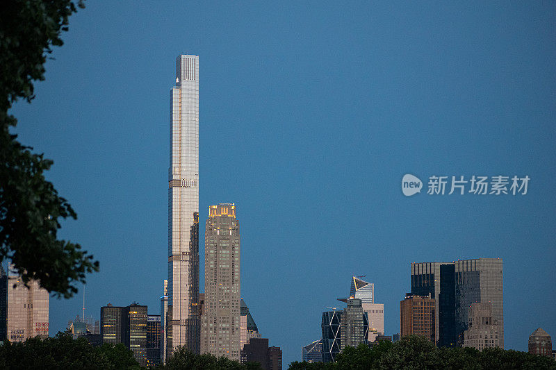 太阳升起在纽约曼哈顿亿万富翁排的超高层摩天大楼上