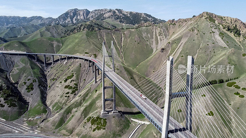 新疆果子沟大桥是中国“一带一路”建设的重要枢纽。