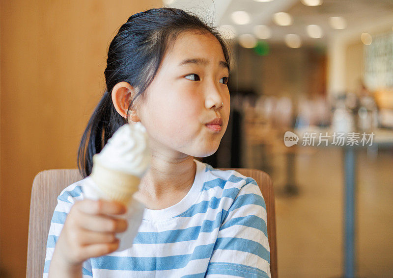 吃冰淇淋的小女孩