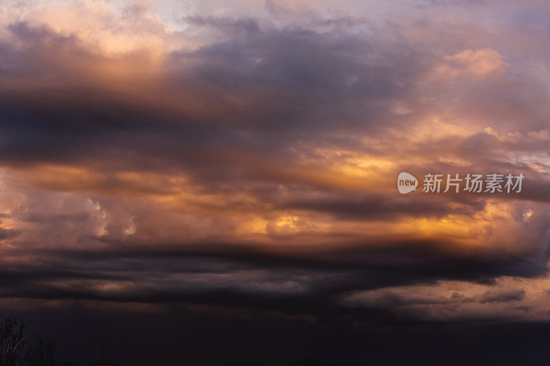 日落天空背景。雨的云。夏天的夜晚。