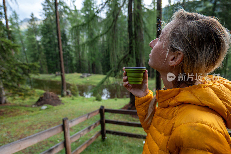 她每天早上都在一个木制的帐篷下喝咖啡