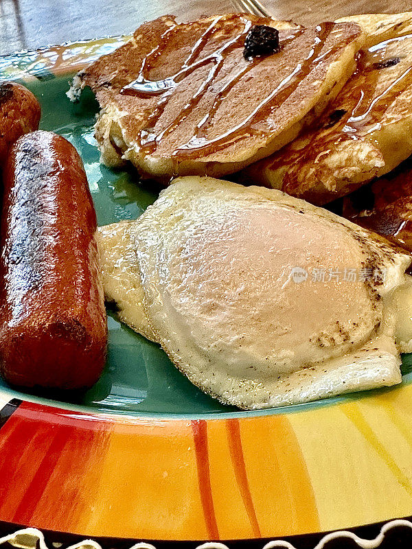 蓝莓煎饼，鸡蛋和香肠早餐
