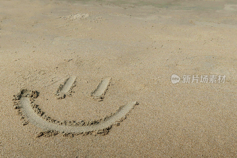 在阳光明媚的海滩上，用棍子在潮湿的沙子上画笑脸的特写图像，高架视图，关注前景，假日和度假概念，复制空间