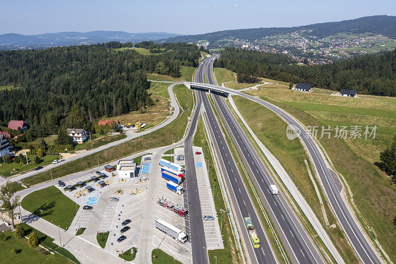 公路上的卡车停靠站和停车场