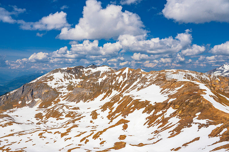 大格洛克纳山脉附近的奥地利阿尔卑斯山的雪峰