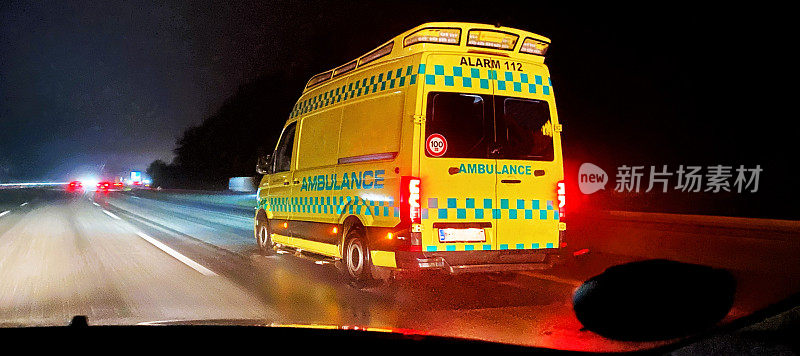 一辆夜间行驶在丹麦高速公路上的救护车