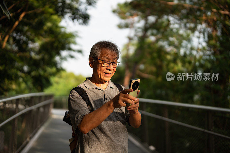 亚洲老年人在户外使用智能手机