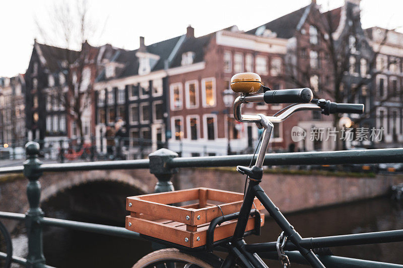 阿姆斯特丹运河房屋旁的自行车