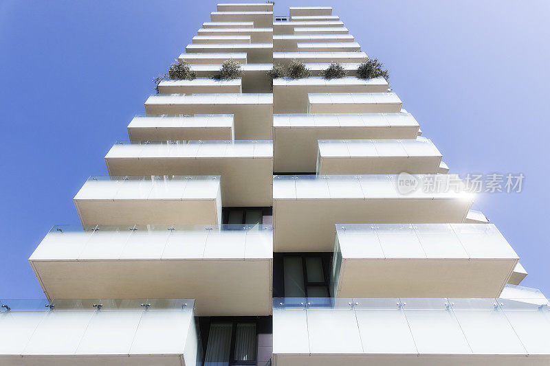 意大利米兰一座现代公寓楼的白色阳台