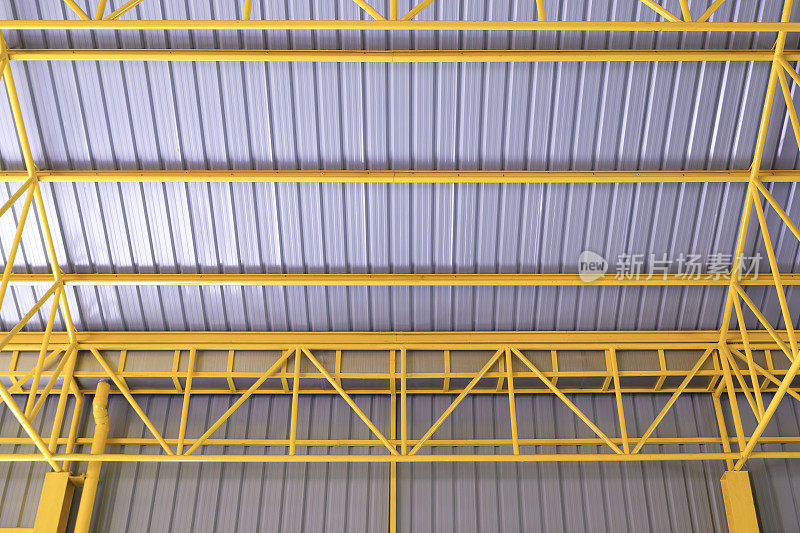 黄色金属屋面梁结构和铝瓦楞瓦屋面工业仓库建筑，对称和底部视图
