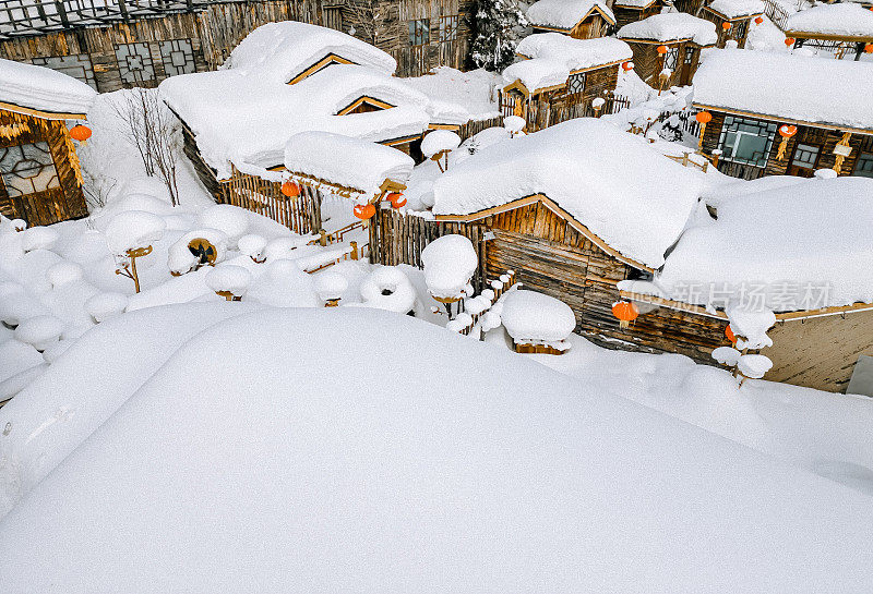 高角度观看冬季雪乡雪灯，阴天雪深