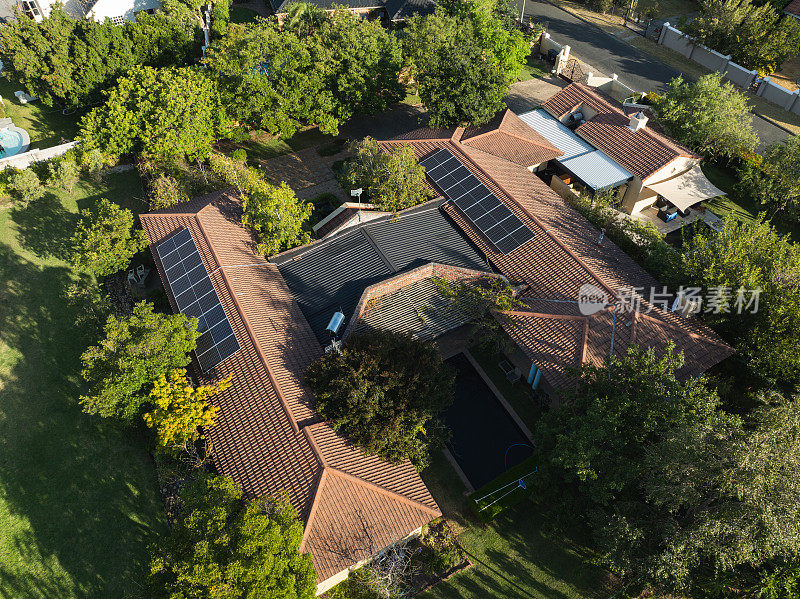 开普敦一座现代住宅屋顶上安装的太阳能电池板