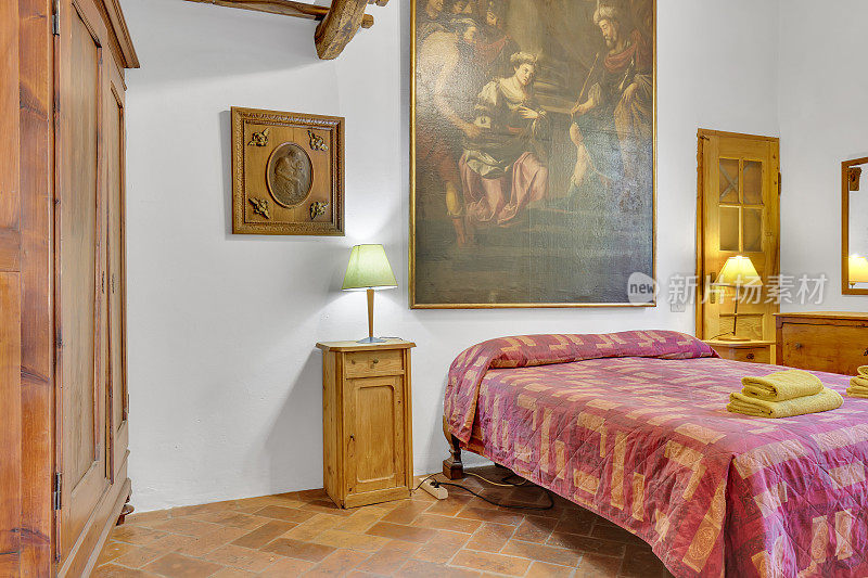 复古的卧室，舒适的床和绘画