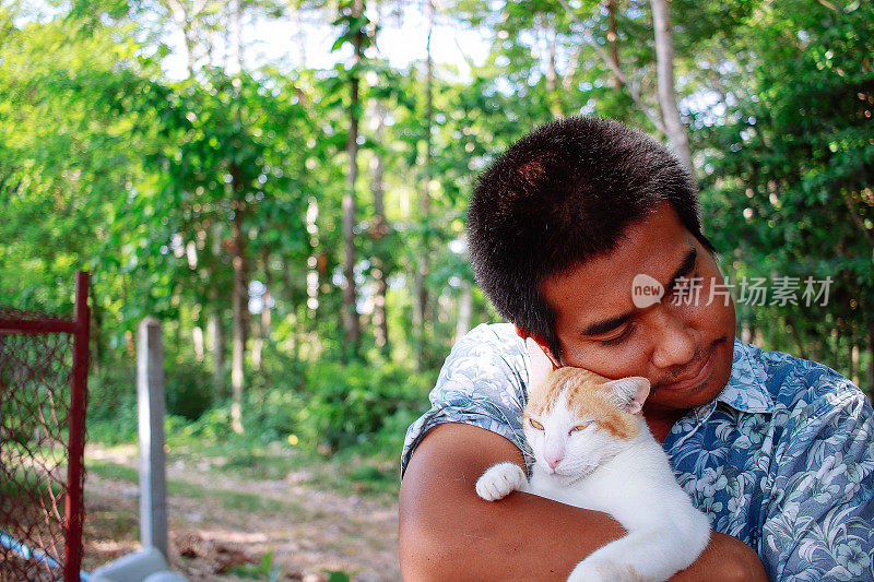 棕色的男人和猫玩