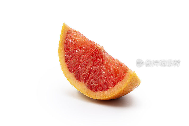 粉红色葡萄柚类柑橘类果实的楔形，孤立在白色上