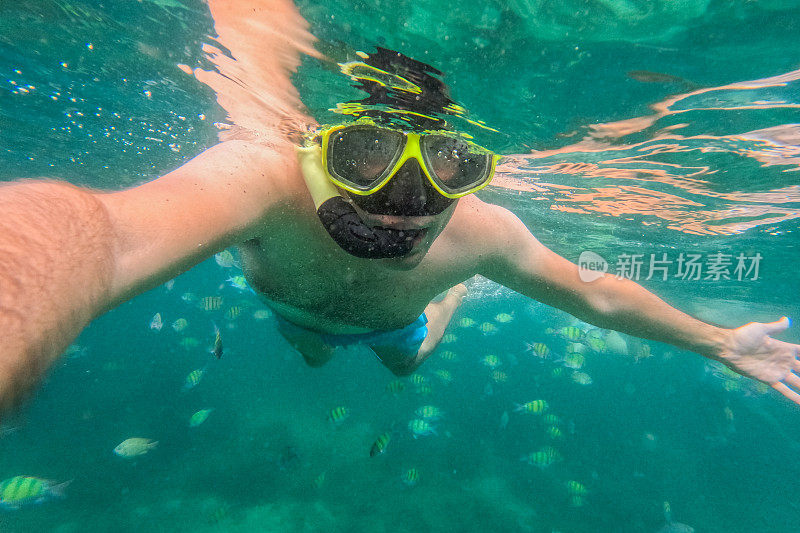 泰国一名年轻人在海中浮潜时自拍