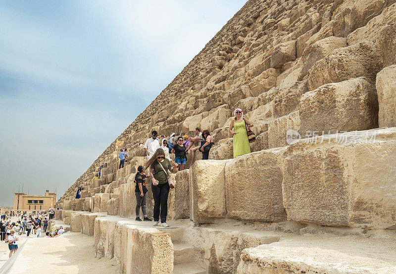 游客在胡夫金字塔或吉萨大金字塔前
