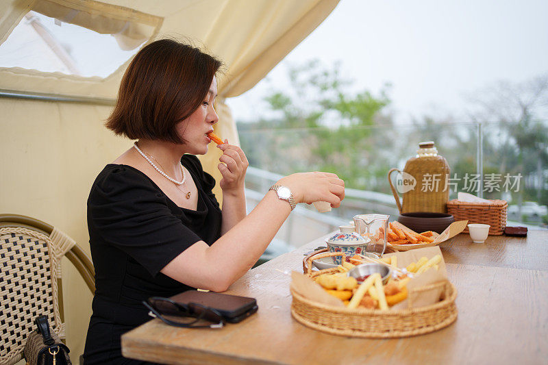 吃零食的中年妇女