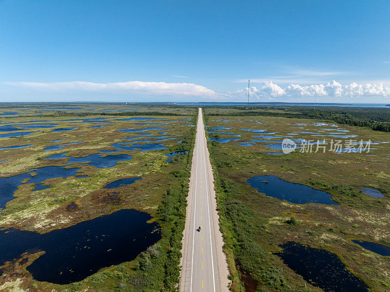 夏季，加拿大魁北克省北部海岸138号高速公路鸟瞰图