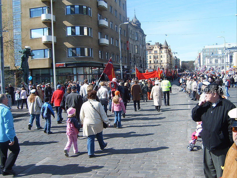 芬兰庆祝Walpugris节的游行