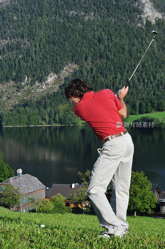 高尔夫球手在美丽的风景