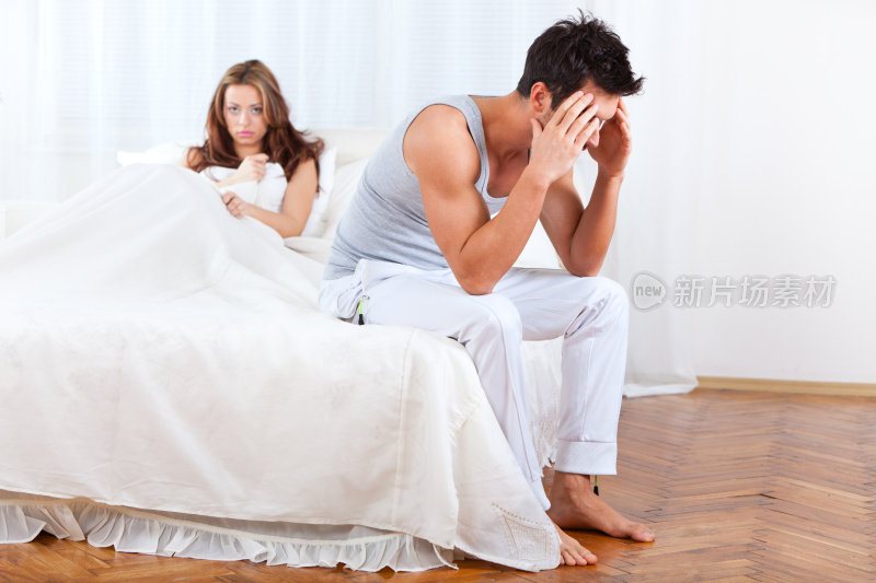 年轻夫妇在卧室有关系困难