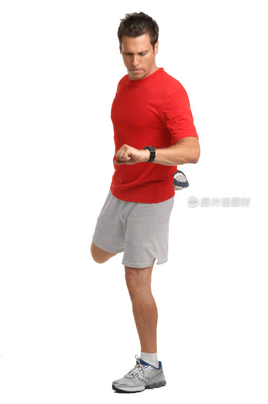 男人在慢跑前监测心率和伸展运动