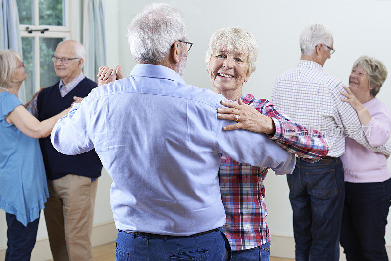 一群老年人一起享受舞蹈俱乐部