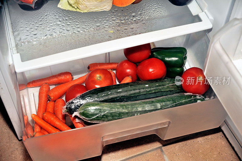 每天打开装有食品的冰箱