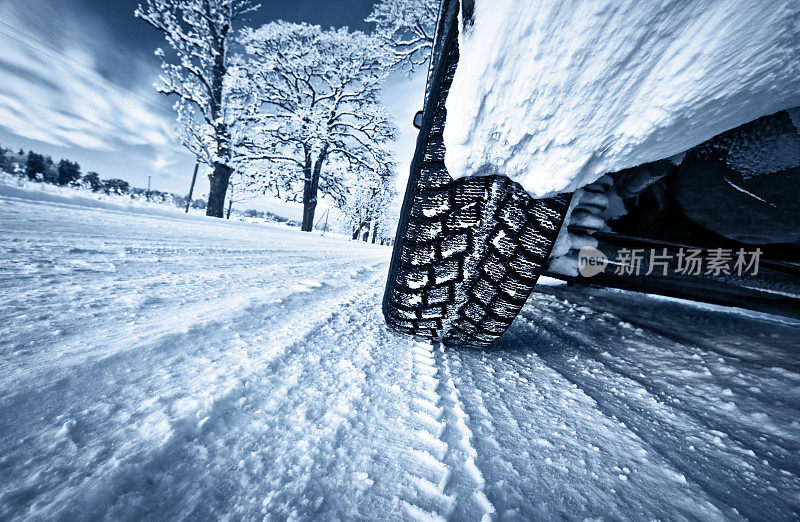 汽车轮胎在冬天的路上行驶
