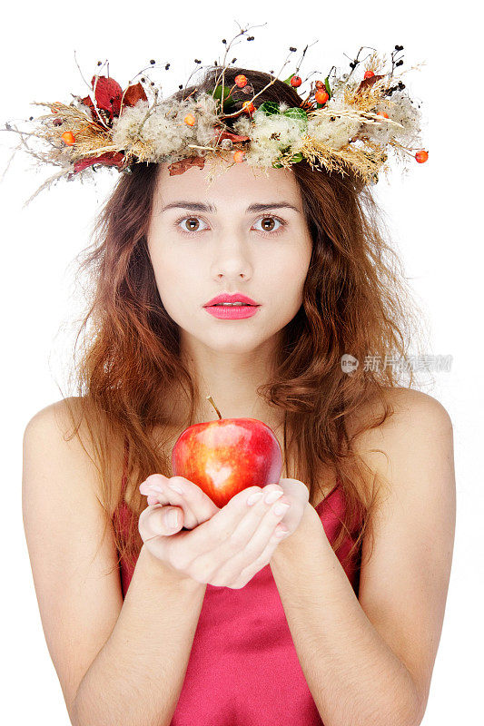 年轻漂亮的女人，白色的衣服上盖着苹果