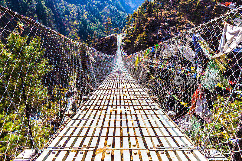 尼泊尔Lobuche山谷的Dughla瀑布桥
