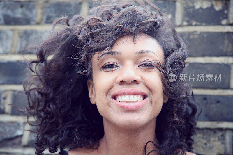 微笑的年轻非洲裔美国妇女