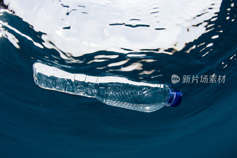 漂浮在海洋中的塑料瓶