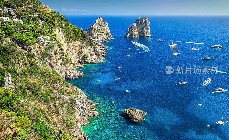令人惊叹的卡普里岛，海滩和法拉格利奥尼悬崖，意大利，欧洲