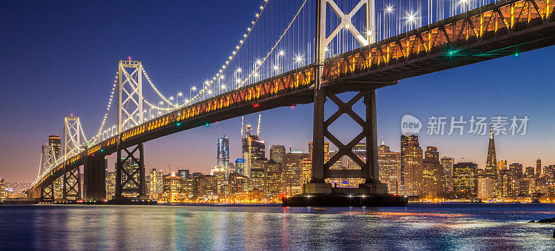美国加州，旧金山和奥克兰海湾大桥的暮色