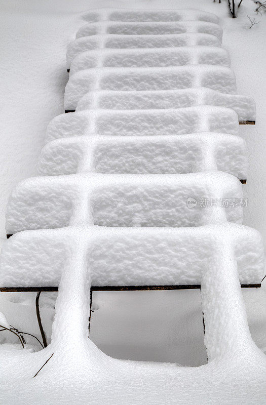 木桥在冬天被雪覆盖着