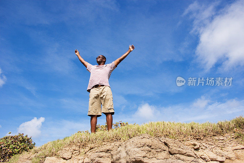 在户外，人们张开双臂迎接蓝天