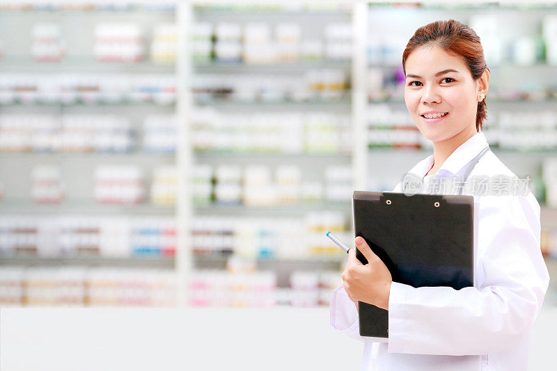 药剂师、药剂师和医生女亚洲用听诊器和剪贴板检查药柜和药店