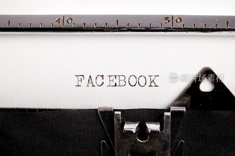 “Facebook&quot;用旧打字机打字