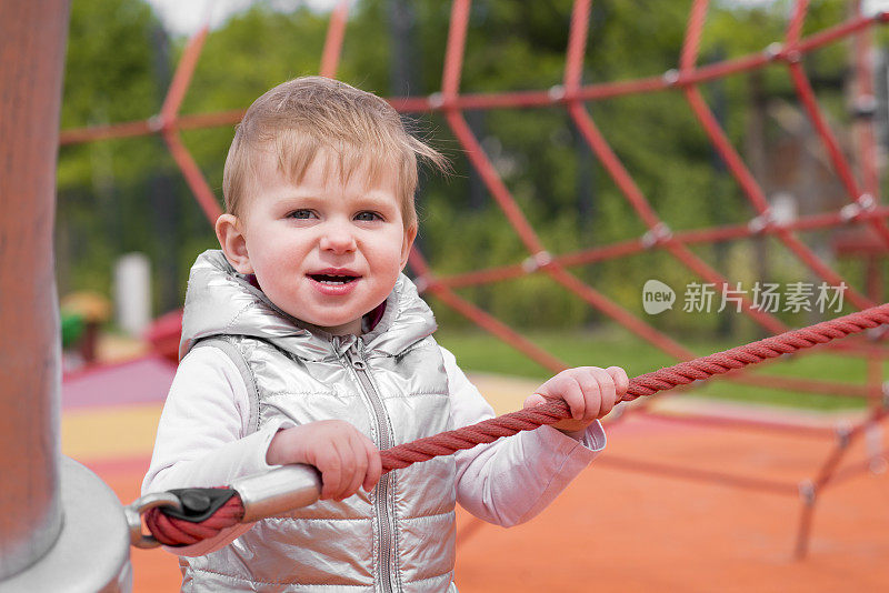 可爱的男孩在操场上快乐地玩耍