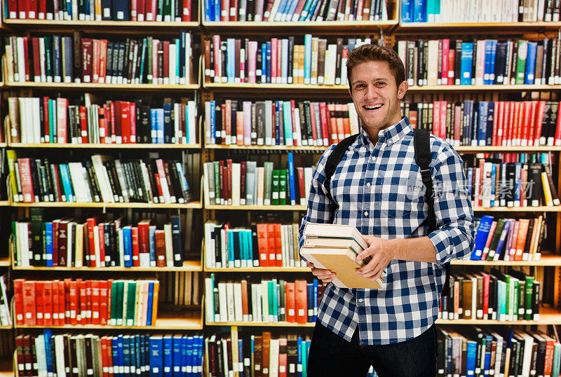 在图书馆微笑的男学生