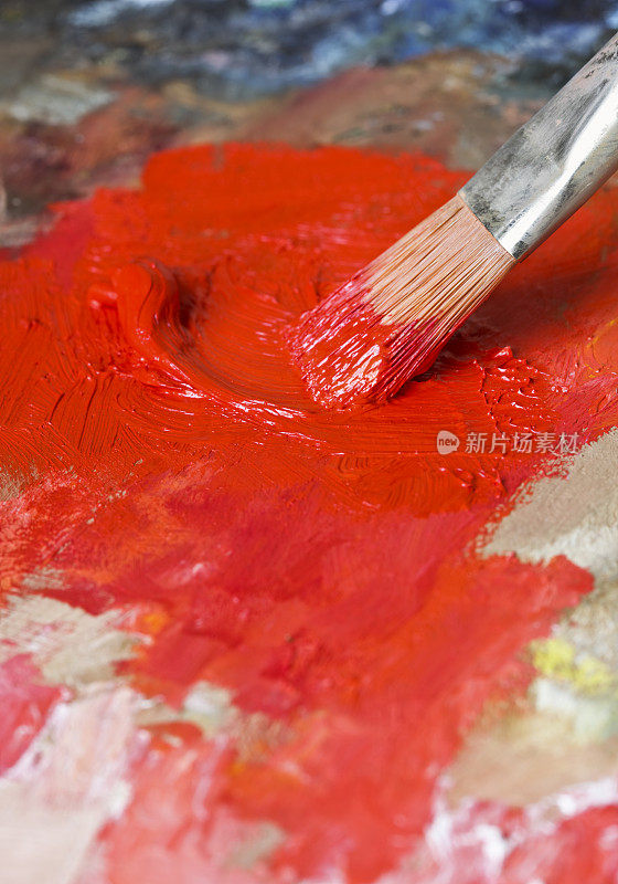用红色油画颜料在古典调色板上作画