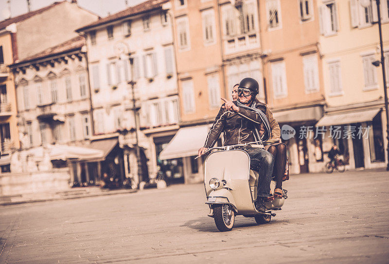 意大利一对老式摩托车夫妇