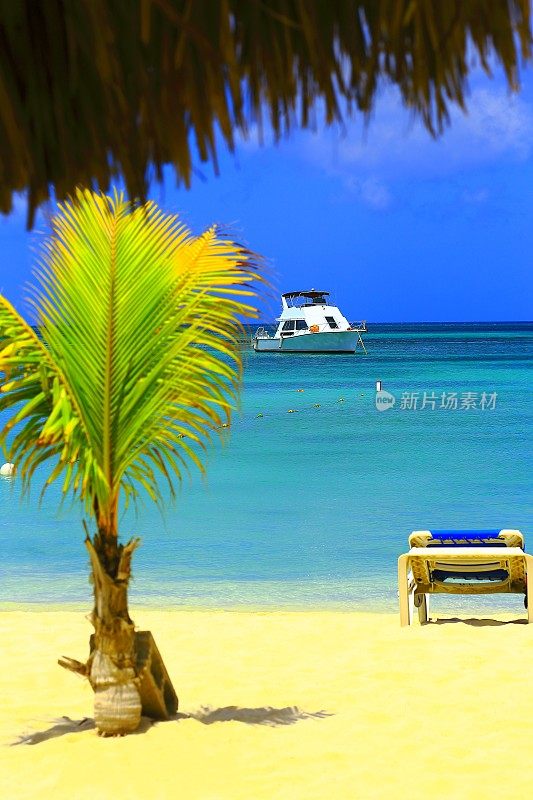 阿鲁巴海滩，茅草屋顶帕拉帕，加勒比海和船