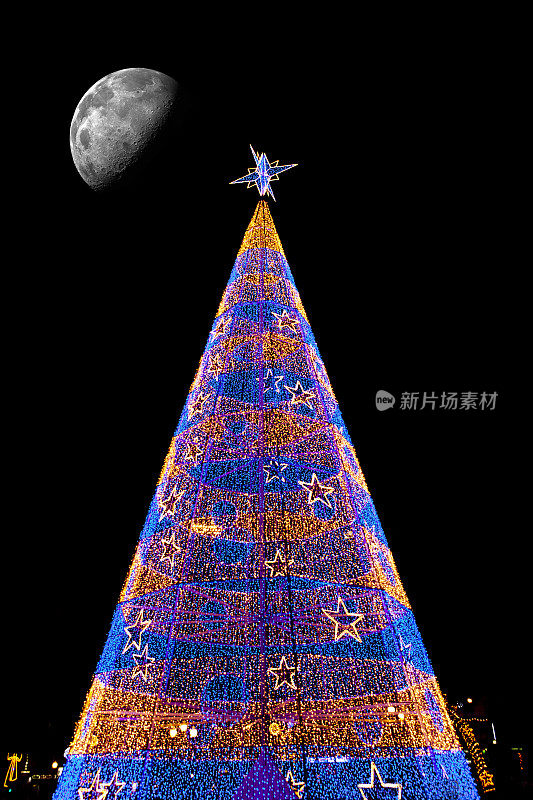 用月亮引导圣诞树